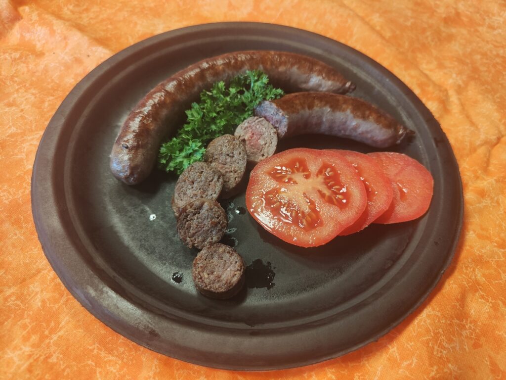 Pro Packung erhalten Sie 2 Stück saftige Bio Rindsbratwürste die darauf warten in der Bratpfanne oder auf dem Grill zubereitet zu werden.