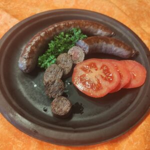 Pro Packung erhalten Sie 2 Stück saftige Bio Rindsbratwürste die darauf warten in der Bratpfanne oder auf dem Grill zubereitet zu werden.